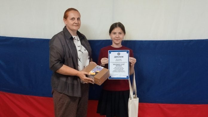 Директор вручает грамоту